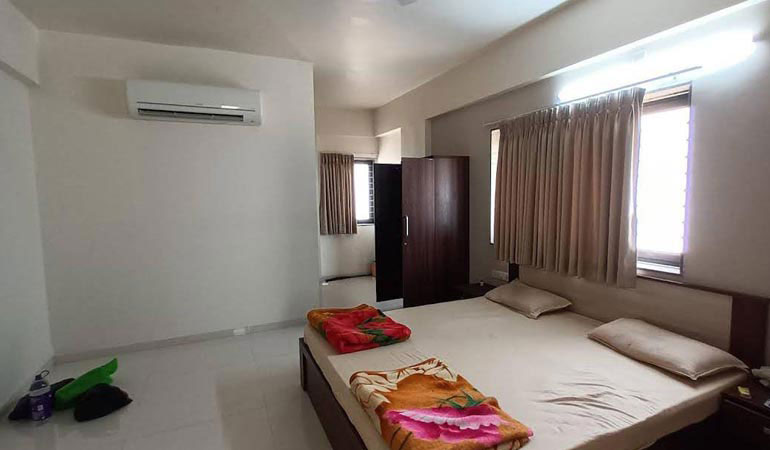 AC Room Shree Sau Dharm Nivas Jain Dharmshala Palitana