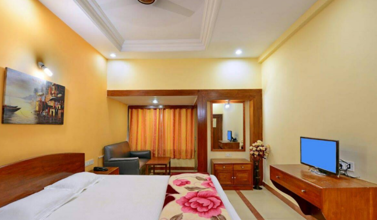 Clean and serene room in Palitana