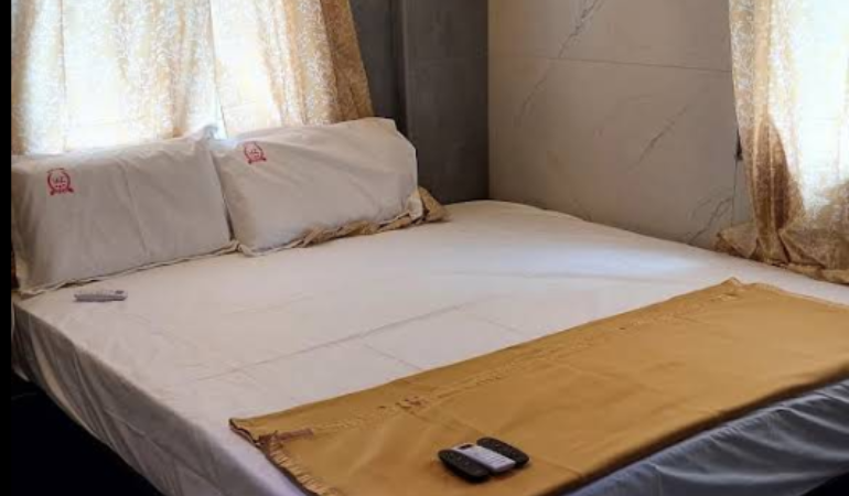 Clean rooms for pilgrims in Palitana